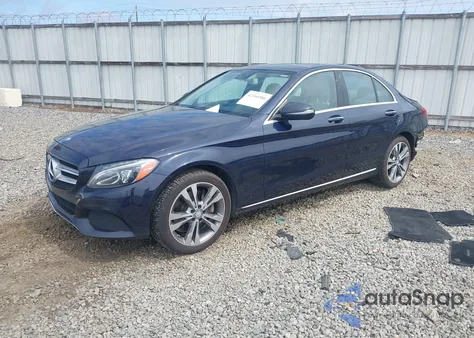2017 Mercedes-Benz C 300 4Matic/Luxury 4Matic/Sport 4Matic z USA, uszkodzony, nr VIN 55SWF4KB1HU192250